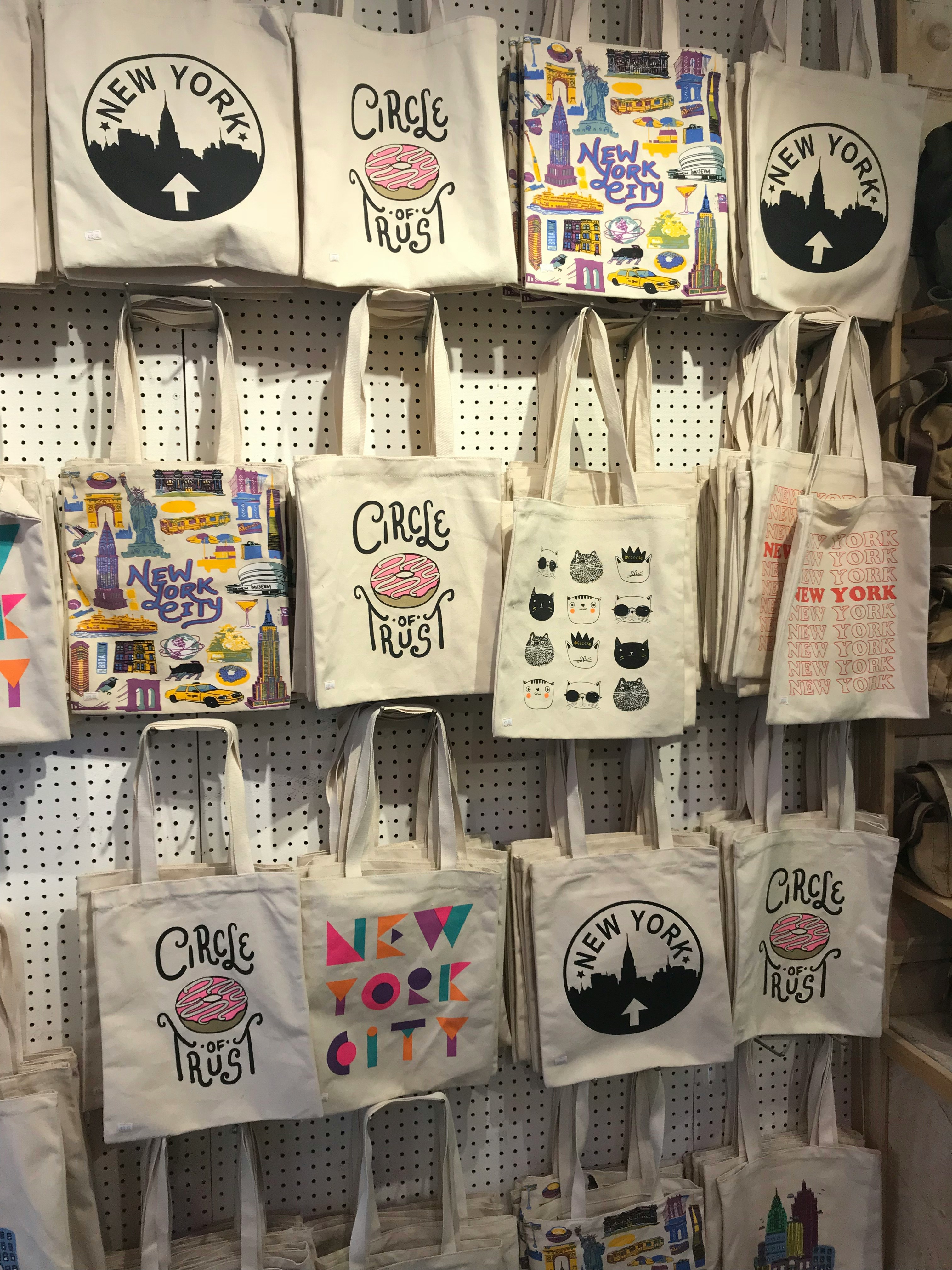 Nhiều túi canvas branded trưng bày — Corporate & Retail